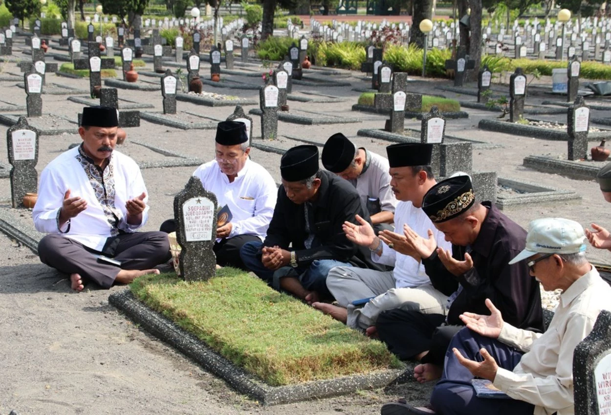 Tahlil Ziarah Kubur