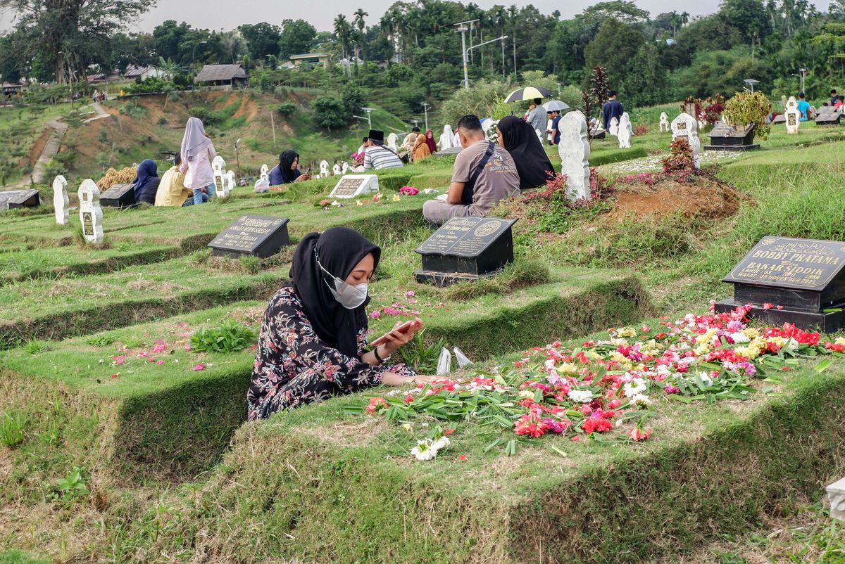 suasana-ziarah-kubur-di-pemakaman